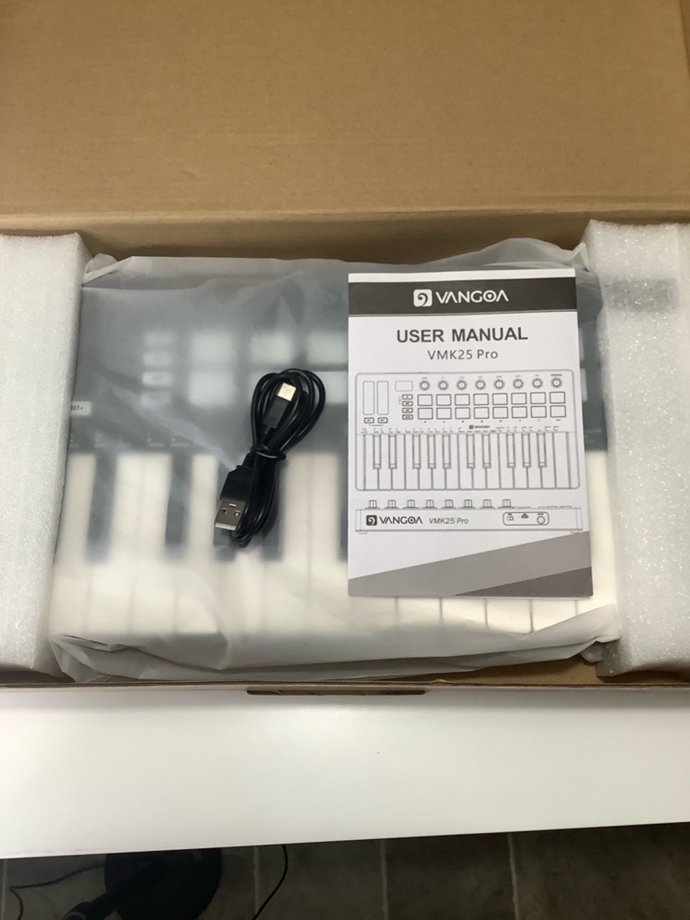Vangoa 25-Key MIDI Controller Keyboard in Black and White - Picture 2 of 5